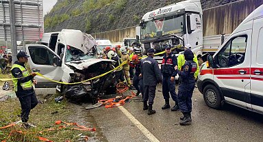 Bartın-Karabük yolunda tır ile minibüs çarpıştı: 1 ölü, 11 yaralı