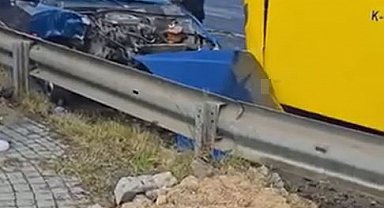 Başakşehir'de İETT otobüsü otomobille çarpıştı: 3 yaralı