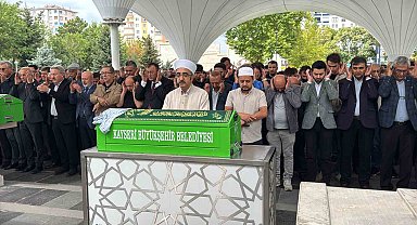 Başına kaya parçası düşmesi sonucu hayatını kaybeden bebek toprağa verildi
