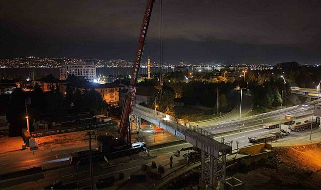 Başiskele Kavşağı'nda 80 tonluk tabliye gece operasyonuyla yerine konuldu