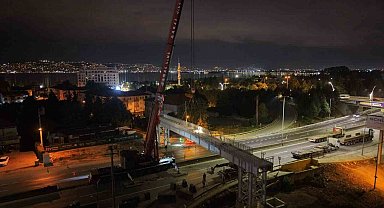 Başiskele Kavşağı'nda 80 tonluk tabliye gece operasyonuyla yerine konuldu