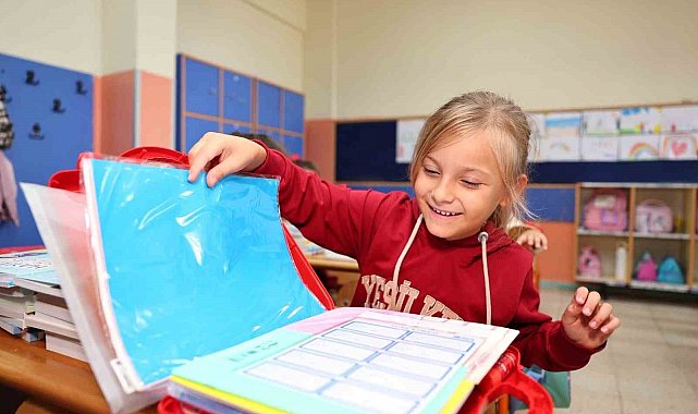 Başiskele'de miniklere kırtasiye hediyesi