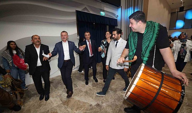 Başkan Büyükakın, Vanlıların halayına katıldı: "Biz birlikte Türkiye'yiz"