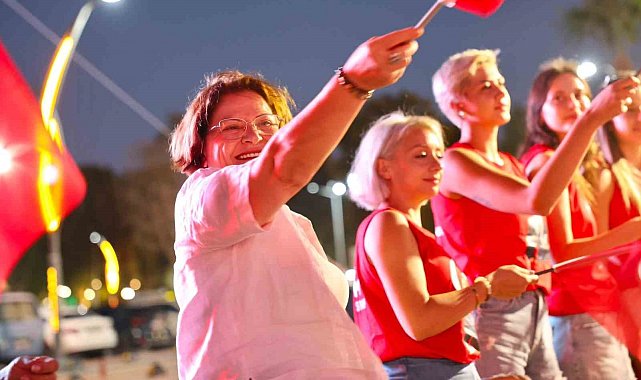 Başkan Gençay, filenin sultanlarının şampiyonluk coşkusunu vatandaşlarla birlikte yaşadı