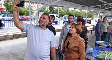 Başkan Gençay, zeytin pazarında üreticilerle buluştu