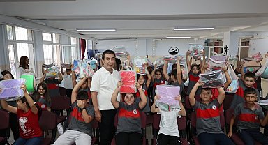 Başkan Metin'den öğrencilere kırtasiye desteği