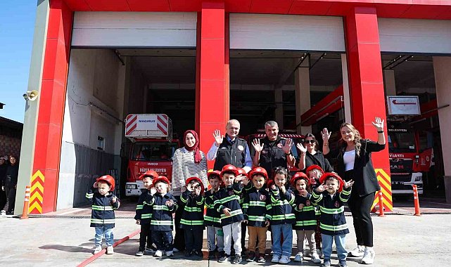 Başkan Özlü itfaiye personeline tesbih hediye etti, miniklerle su tuttu