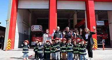Başkan Özlü itfaiye personeline tesbih hediye etti, miniklerle su tuttu