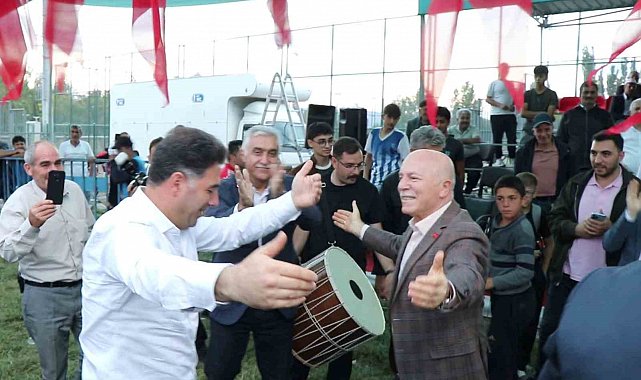 Başkan Sekmen davul-zurnanın sesi gelince dayanamadı