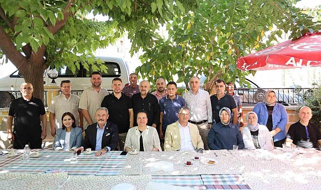 Başkan Subaşıoğlu, AK Parti'ye katılan 15 kişiye rozet taktı