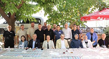 Başkan Subaşıoğlu, AK Parti'ye katılan 15 kişiye rozet taktı