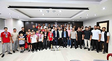 Başkan Uysal, Muratpaşa Belediyespor güreşçileriyle bir araya geldi