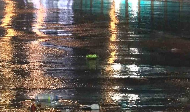Başkent'te gece saatlerinde sağanak yağış: Kanalizasyon taştı, binaları su bastı
