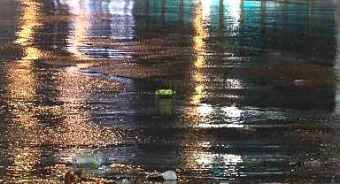 Başkent'te gece saatlerinde sağanak yağış: Kanalizasyon taştı, binaları su bastı
