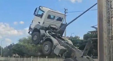 Başüstü levhaya çarpan kamyon şaha kalktı