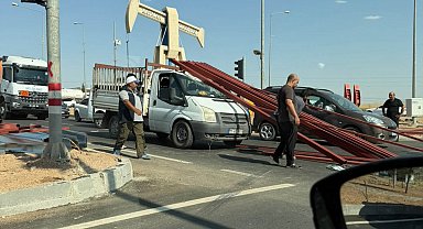 Batman'da kamyonetin kasasındaki demir profiller ön tarafa savruldu