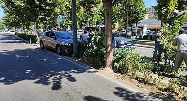 Batman'da kontrolden çıkan otomobil ağaca çarptı: 1 yaralı
