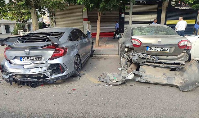 Batman'da otomobil park halindeki 2 araca çarptı: Sürücü kaçtı