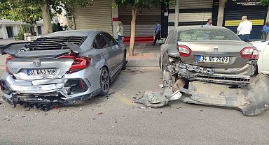 Batman'da otomobil park halindeki 2 araca çarptı: Sürücü kaçtı