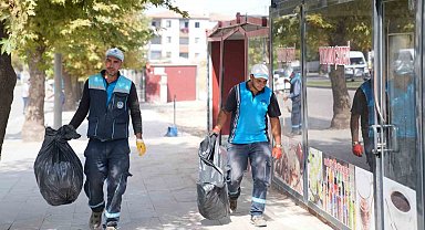 Battalgazi Belediyesi konteynerlerin kaldırıldığı alanları temizliyor