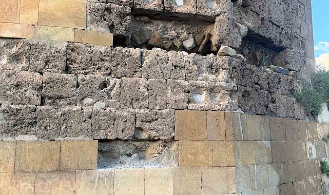 Bayburt Kalesi'nin girişinde düşme riski bulunan taşlar 2027 yatırım programına teklif edildi