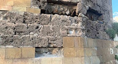 Bayburt Kalesi'nin girişinde düşme riski bulunan taşlar 2027 yatırım programına teklif edildi