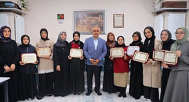 Bayburt'ta hafızlık eğitimini tamamlayan öğrencilere belgeleri verildi