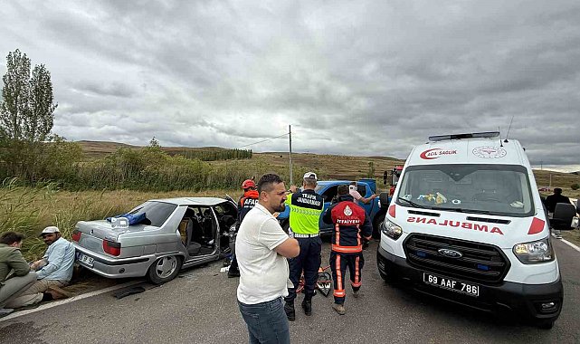 Bayburt'ta otomobille pikabın çarpıştığı kazada 1 kişi öldü, 4 kişi yaralandı