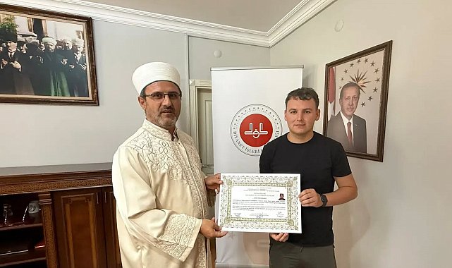 Bayram namazından etkilenip Müslüman oldu
