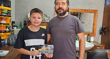 Berberden okul öncesi traş olmaya gelen öğrencilere anlamlı hediye