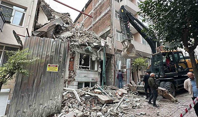 Beşiktaş'ta yıkım sırasında binanın bir kısmı çöktü