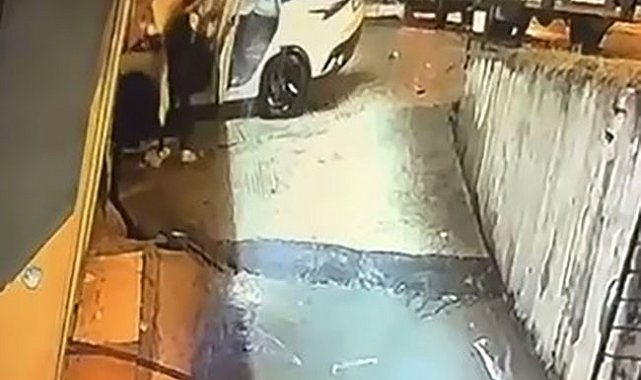 Beylikdüzü'nde feci kaza: Alev alan araçta mahsur kalan sürücüyü vatandaş kurtardı, o anlar kamerada