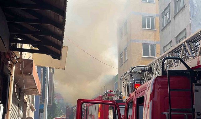 Beyoğlu Bülbül Mahallesi'nde bulunan 2 katlı bir iş yerinde henüz belirlenemeyen nedenle yangın çıktı. İhbar üzerine bölgeye çok sayıda itfaiye ekibi sevk edildi. Ekiplerin yangına müdahalesi sürüyor.