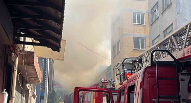 Beyoğlu Bülbül Mahallesi'nde bulunan 2 katlı bir iş yerinde henüz belirlenemeyen nedenle yangın çıktı. İhbar üzerine bölgeye çok sayıda itfaiye ekibi sevk edildi. Ekiplerin yangına müdahalesi sürüyor.