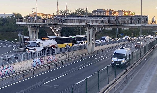 Beyoğlu'nda arızalanan tanker E5'te trafiği kilitledi