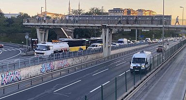 Beyoğlu'nda arızalanan tanker E5'te trafiği kilitledi