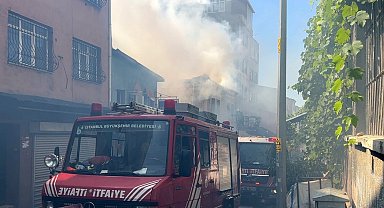 Beyoğlu'nda iki katlı iş yerinde çıkan yangın söndürüldü
