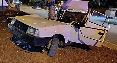 Beyşehir'de TOFAŞ otomobil ağaca çarptı: 1'i ağır 2 yaralı