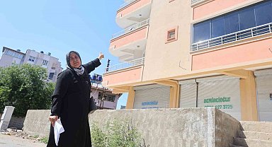 Biber temizleyerek zorluk içerisinde kazandığı parasıyla ev almak isteyen kadının hayali iki kez yarıda kaldı