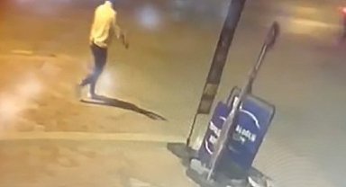 Bilecik'te 2 farklı bölgede araçlara zarar vererek lastikleri kesen şahıs güvenlik kamerasına yansıdı