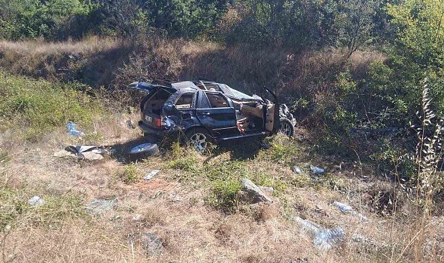 Bilecik'te otomobil refüje çarptı: 2 yaralı