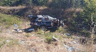 Bilecik'te otomobil refüje çarptı: 2 yaralı