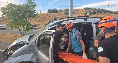 Bingöl'de hafif ticari araç aydınlatma direğine çarptı: 1 yaralı