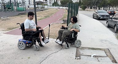 Bir günlüğüne akülü sandalyeye bindi, engelleri yaşayarak gördü