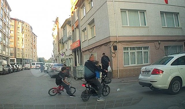 Bisikletli çocuk aracın altında kalmaktan son anda kurtuldu