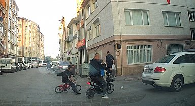 Bisikletli çocuk aracın altında kalmaktan son anda kurtuldu