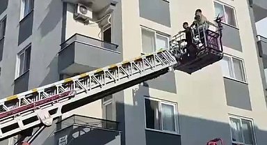Böcek korkusuyla balkon duvarının üzerine çıkan kadın, ölümle burun buruna geldi