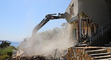 Bodrum'da kaçak yapılarda yıkım çalışmaları sürüyor