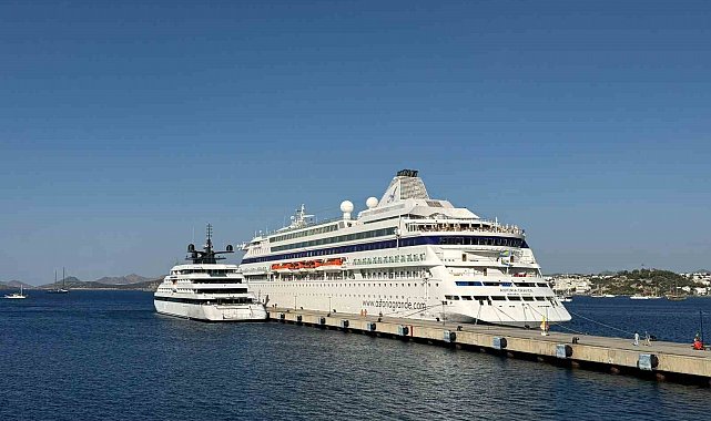 Bodrum'u iki yolcu gemisi ziyaret etti