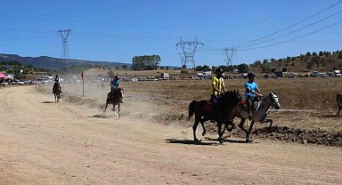 Bolu'da 15'inci geleneksel Rahvan At Yarışları'nda 75 at derece için yarıştı